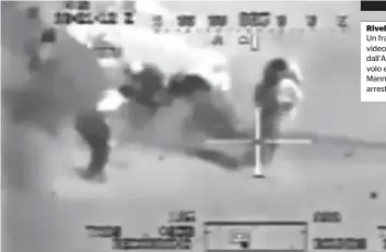  ?? FOTO ANSA ?? Rivelazion­e Un frame del video ripreso dall’apache in volo e Bradley Manning sotto arresto