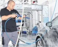  ??  ?? Eine Vorbehandl­ung gehört bei World of Carwash zum Programm.