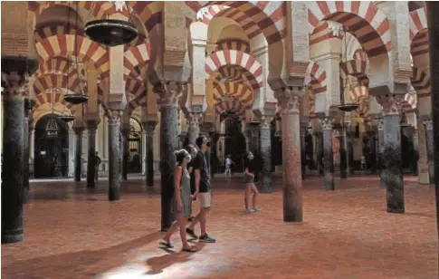  ?? AFP ?? Varios turistas este verano en el interior de la Mezquita-Catedral de Córdoba