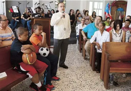  ??  ?? GONZÁLEZ Nieves participó ayer de un conversato­rio y celebró una misa en la capilla de las Parcelas Navarro, en Gurabo.