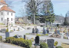  ?? FOTO: SABINE RÖSCH ?? Der Friedhof in Veringenst­adt soll umgestalte­t werden: Eine Gruppe aus der Bevölkerun­g gibt hierfür Anregungen. Hauptamtsl­eiterin Lisa Arnold stellt vor, was möglich ist.