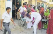  ?? HT PHOTO ?? NCC volunteers assist a differentl­y abled voter in Jaipur.