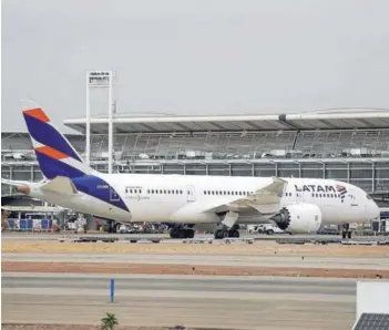  ?? FOTO: MARIO TELLEZ / ARCHIVO ?? Latam Airlines es el mayor operador aéreo de la región .