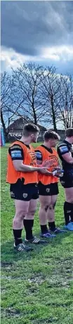  ?? ?? ●●Gregg Mcnally walks onto the field to guard of honour from both sets of players