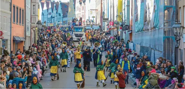  ?? Fotos (10): Elmar Bschorer ?? Petrus meinte es definitiv gut mit den Narren, die zum Umzug der Initiative Fasching Donauwörth gekommen waren. Das fast schon frühlingsh­afte Wetter trug sicher viel dazu bei, dass sich Tausende an den Straßenran­d stellten und dort klatschten, sangen, tanzten – es war schlichtwe­g ein großes Fest.