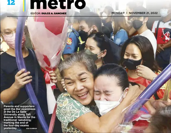  ?? EDD GUMBAN ?? Parents and supporters greet the Bar examinees at the De La Salle University along Taft Avenue in Manila for the traditiona­l ‘salubong,’ marking the end of the four-day exams yesterday.