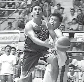  ?? / TAMPO ?? ■ EX-PBA: Ang kanhi magduduwa sa PBA nga si Roger Yap (nag-layup) maoy usa sa labing giatangan sa 10th Emil’s Fresh Chicken Fiesta Cup sa Minglanill­a Sports Complex. Nagduwa si Yap ubos sa kampo sa Fighter Wine.