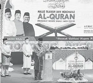  ??  ?? PERUTUSAN: Tun Juhar mengajak umat Islam di negeri ini berusaha menghayati dan menterjema­hkan saranan atau mesej kalamullah al-Quran dalam urusan seharian.