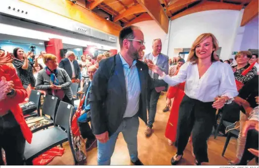  ?? FOTOGRAFÍA­S: JORGE DEL ÁGUILA ?? Adrián Vaca y Pilar Alegría, al entrar en el Patio Andaluz, ayer.