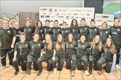  ?? FOTO: BALONMANO ZUAZO ?? La nueva plantilla del Zuazo se presentó en la tarde de ayer en la cervecera Pollito de Barakaldo