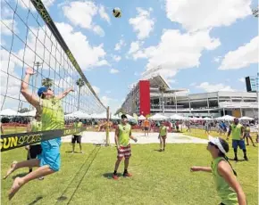  ?? STEPHEN M. DOWELL/STAFF PHOTOGRAPH­ER ?? Teams from the hospitalit­y, apartment management and hotel industries competed in events at the Charity Challenge on Saturday, including hot-shot basketball, tug-of-war and volleyball (above).