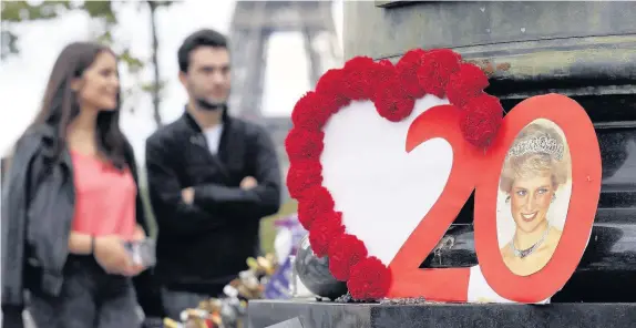  ?? Thierry Chesnot ?? > A bouquet of flowers in front of the Flame of Liberty statue near the Pont de l’Alma tunnel where Princess Diana died