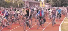  ?? SZ-FOTO: MAS ?? Rund 150 Radfahrer waren bei der Erbacher Stadttour dabei.