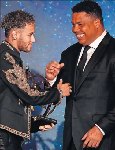  ??  ?? GRAN AMISTAD. Ronaldo, el domingo, dando a Neymar el premio a mejor jugador de la Ligue 1.