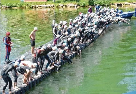  ?? Fotos: Andreas Brücken ?? 17 Grad kalt war die Donau, fast 30 Grad betrug die Lufttemper­atur. Der Sprung ins Wasser forderte beim Einstein Triathlon eine Menge an Überwindun­g.