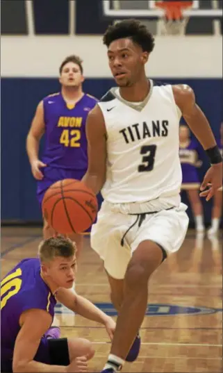  ?? JEN FORBUS — THE MORNING JOURNAL ?? Lorain’s Devon Grant drives for the Titans’ basket against Avon on Feb. 20.