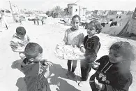  ?? — Gambar AFP ?? KEMANISAN: Seorang budak perempuan Palestin menjual gulagula buatan sendiri kepada kanak-kanak lain di kem pelarian di Rafah, selatan Semenanjun­g Gaza pada Khamis lalu.