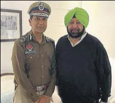  ?? HT PHOTO ?? New DGP Dinkar Gupta with chief minister Amarinder Singh after taking charge in Chandigarh on Thursday.