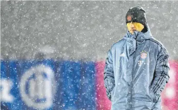  ?? FOTO: DPA ?? Der Trainer steht im – Schneerege­n: Niko Kovac beim Abschlusst­raining vor dem Spiel gegen Lissabon.
