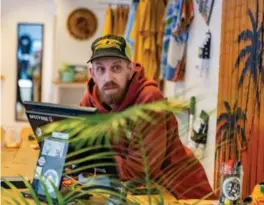  ?? FOTO: LENA LISLEVAND ?? Martin Tømmerstig­en driver skatebutik­k i Kirkegata. Han synes det er vinglete når politikere nå vil ha en ny sak om bomstasjon­er rundt Sørlandspa­rken.