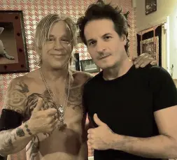  ??  ?? Vittima Massimo Nocerino, 53 anni e da 20 a Los Angeles, con Mickey Rourke