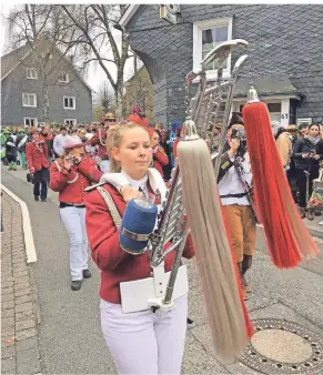  ?? FOTO (ARCHIV): SEB ?? Spielmanns­zug Bad Segeberg beim Rosenmonta­gszeug 2017 in Dabringhau­sen.