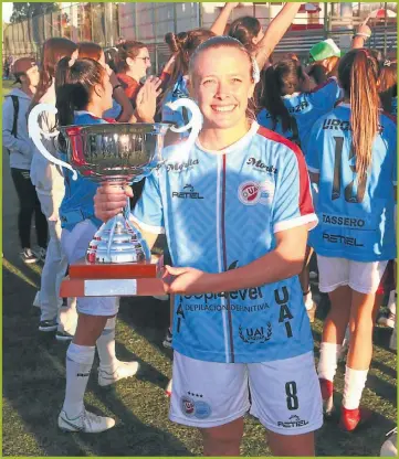  ?? FOTOS: PRENSA UAI URQUIZA ?? CON LA COPA. Vénica es clave en el juego de Las Guerreras, como le dicen a la UAI.