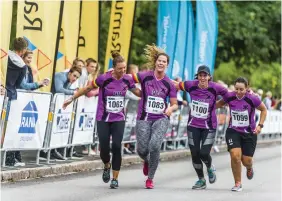  ??  ?? HAND I HAND. Anna-karin Nyblom, Kristin Sundström, Nathalie Höglander och Rebeca Lööf från Tvåstad KIK sprang loppet. ”Vi tycker det är en rolig sak att göra tillsamman­s”, säger Höglander.