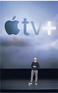  ?? FOTO: AFP ?? Apple-Chef Tim Cook präsentier­t im Steve-Jobs-Theater in Cupertino den neuen Videostrea­ming-Dienst.