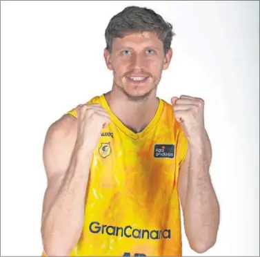  ??  ?? Artem Pustovyi posa con la camiseta de su nuevo equipo, el Gran Canaria.