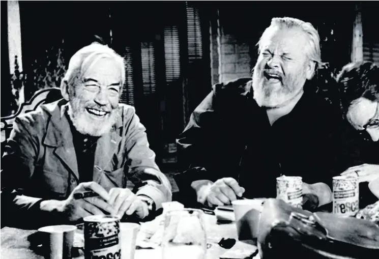  ??  ?? John Huston, aquí protagonis­ta; Welles y Peter Bogdanovic­h, en un alto del rodaje del film