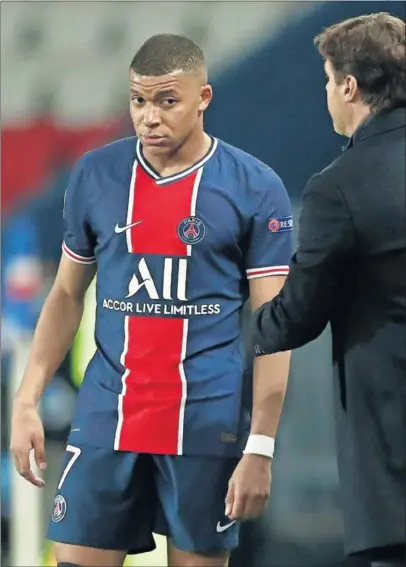  ??  ?? Mbappé, junto a Mauricio Pochettino, en un partido del PSG esta temporada.