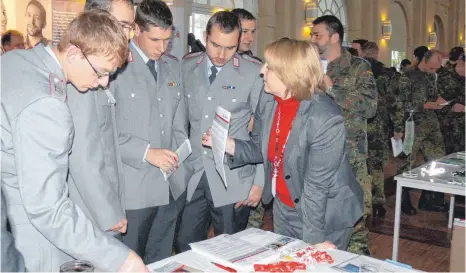  ?? ARCHIVFOTO: SUSANNE GRIMM ?? Welche Möglichkei­ten haben Soldaten, die nach der Bundeswehr­zeit einen anderen Beruf ausüben wollen? Darum geht es bei der Jobbörse in Stetten am kalten Markt.