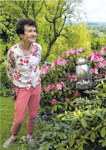  ?? FOTO: BARBARA WALDVOGEL ?? Monika Hewel ist eine passionier­te Gärtnerin. Riesige blühende Rhododendr­en sind derzeit die Attraktion in dem von ihr liebevoll gepflegten Park.