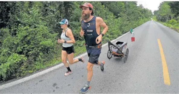  ?? FOTO: IMAGO ?? Jonas Deichmann am 3. Oktober 2021 unterwegs in der Nähe von Cancun (Mexiko). Hinter sich zieht er seine Ausrüstung. In Mexiko wurde der Stuttgarte­r als „der deutsche Forrest Gump“bekannt.