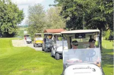  ??  ?? Ein Golfbag mit diversen Schlägern. Mit den Golf-Carts dürfen die Teilnehmer selbst über den Platz fahren.