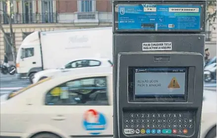  ?? DANI DUCH ?? Un parquímetr­o del centro avisa de la prohibició­n de aparcar debido al alto nivel de contaminac­ión