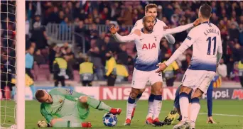  ??  ?? Lucas Moura, 26 anni, autore del gol del Tottenham, festeggia con Llorente,33, e Lamela, 26