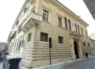  ??  ?? In centro Palazzo Diamanti è sede dell’Agec. La giunta non vuole più venderlo