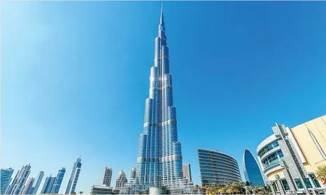  ?? ?? El edificio Burj Khalifa domina el ‘skyline’ de Dubái, un emirato que marca récords.