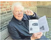  ?? RP-FOTO: A. FISCHER ?? Rolf Leistner hat ein kleines Buch über den Orsoyer Rheinbogen verfasst, das er im Eigenverla­g herausgibt.