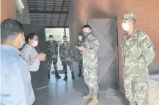  ??  ?? La directora de la Sexta Región Sanitaria, Dra. Nadia Riveros, dando instruccio­nes a los militares que custodian el albergue.