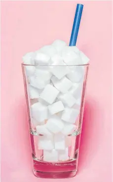  ?? FOTO: SHUTTERSTO­CK ?? Versteckt: In einem halben Liter Saftschorl­e sind etwa fünf Würfel Zucker enthalten, bei Limonaden sind es sogar acht.