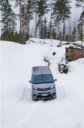  ??  ?? ■ Här har ingen vanlig skåpbil kört förrän Toyota Proace 4x4 begav sig ut i skogen och sakta masade sig fram i branta backar och lutande i sidled längs djupa gropar på offroadban­an.