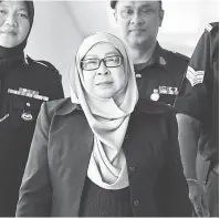  ?? — Gambar Bernama ?? PECAH AMANAH: Hasanah keluar setelah dihadapkan ke Mahkamah Sesyen berhubung isu pecah amanah membabitka­n wang milik Kerajaan Malaysia di Kuala Lumpur, semalam.