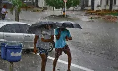  ?? Josefina villarreal ?? Jóvenes caminan sin tapabocas durante la lluvia.