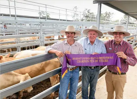  ?? PHOTO: PAUL BEUTEL ?? CATTLE SALE: Winners of the Champion Pen and the charolais class at the Biggenden Steer Sale, Alan and Neil Goodland, Clare Grazing, Theodore, with sponsor Peter Ramsey, Elanco.