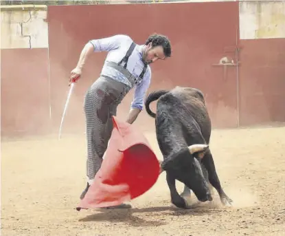  ?? ?? En plena faena Finito de Córdoba ejecuta un ayudado por bajo por la izquierda. ▷