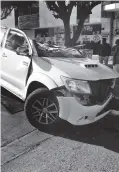  ??  ?? A esta camioneta Hilux doble cabina la destruyó un árbol.