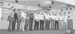  ??  ?? GOLF AMAL: Richard Ng (tujuh kiri) menerima replika cek bernilai RM70,000 daripada jawatankua­sa Golf Amal Wisma St Joseph Miri pada jamuan malam di Miri, malam Sabtu lalu.